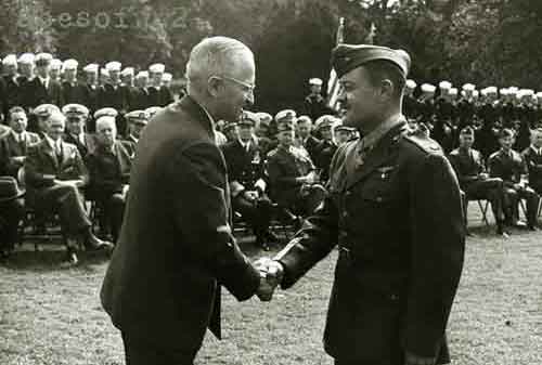 Truman presents Pappy Boyington with the Medal of Honor